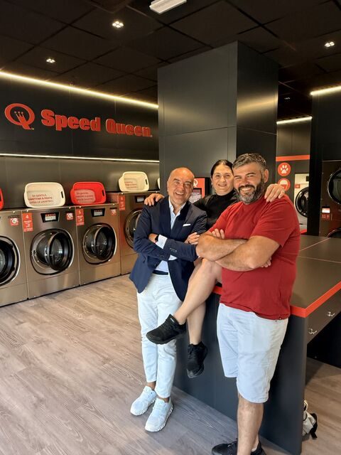 Investitori al taglio del nastro di una Speed Queen