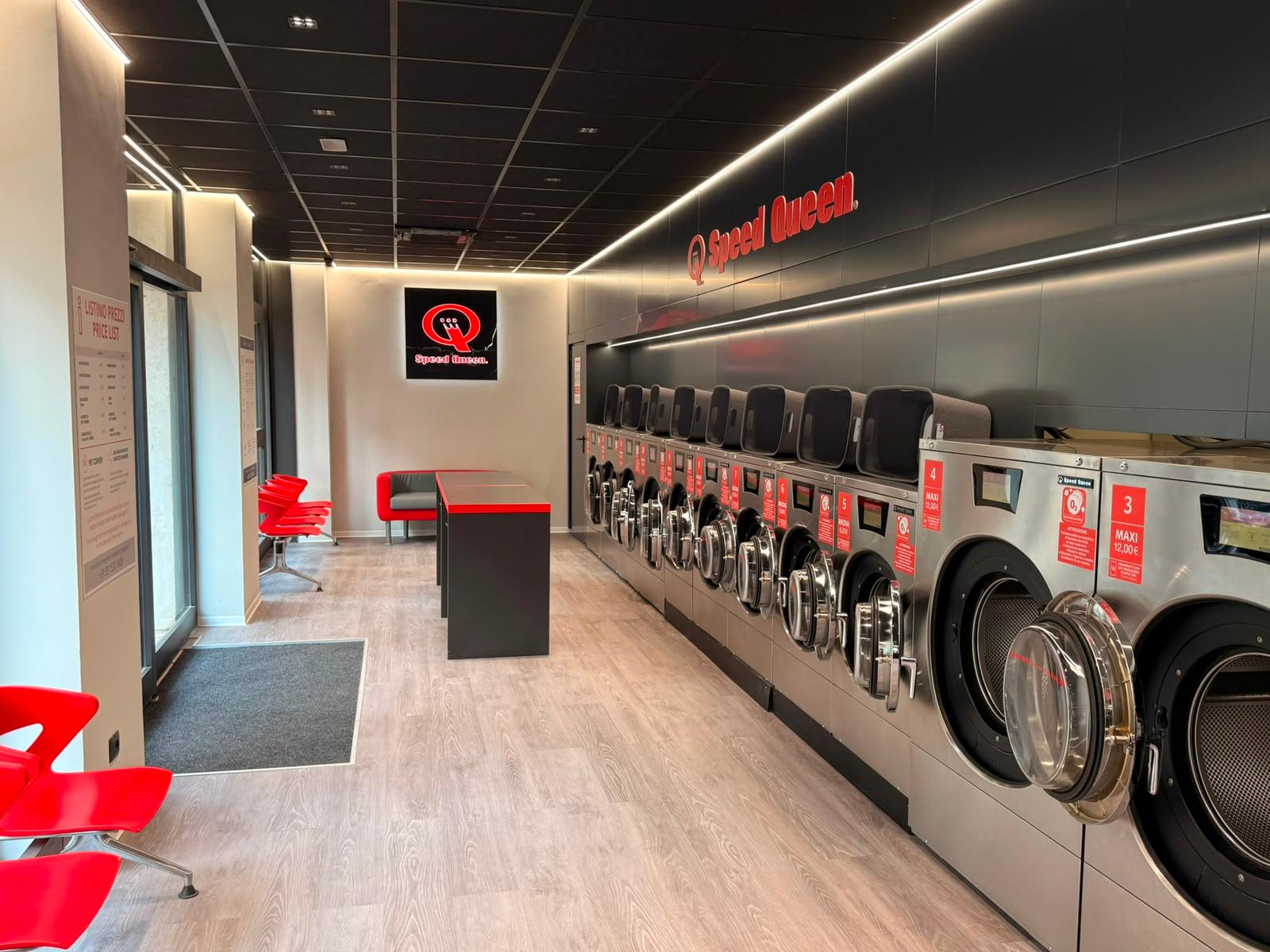 Lavanderia Speed Queen con macchine professionali
