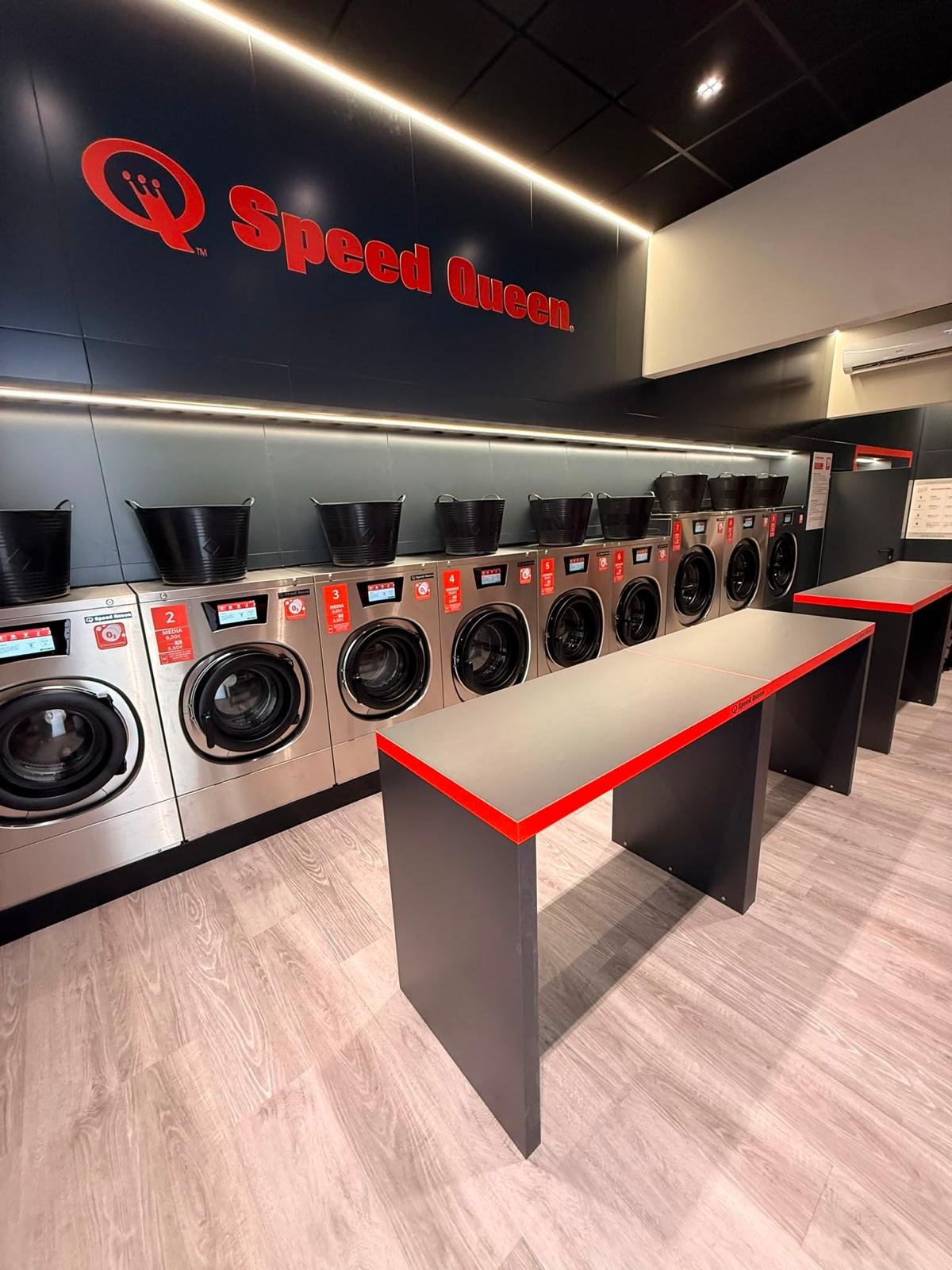 Interno di una lavanderia Speed Queen