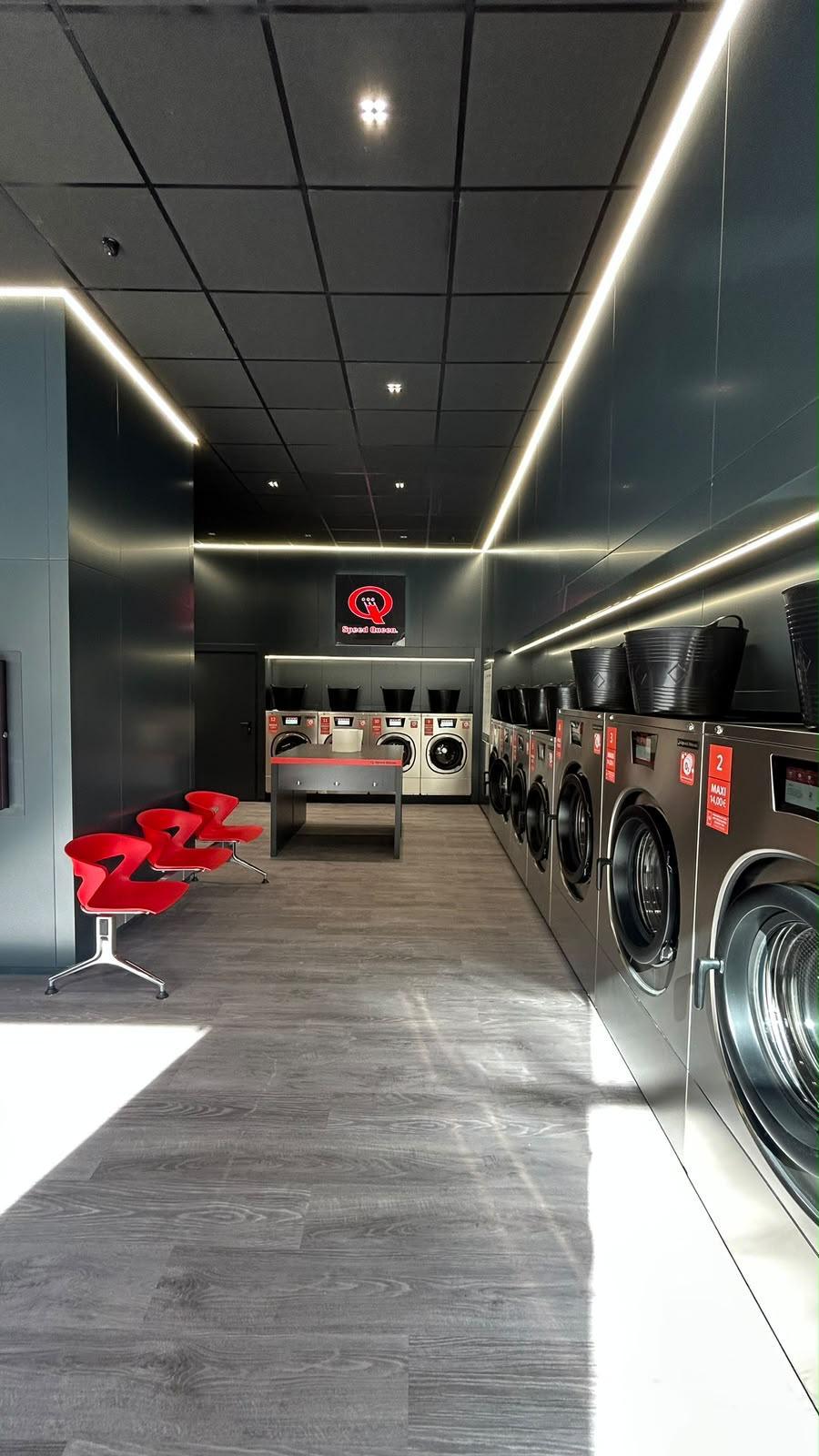 Interno di una lavanderia Speed Queen