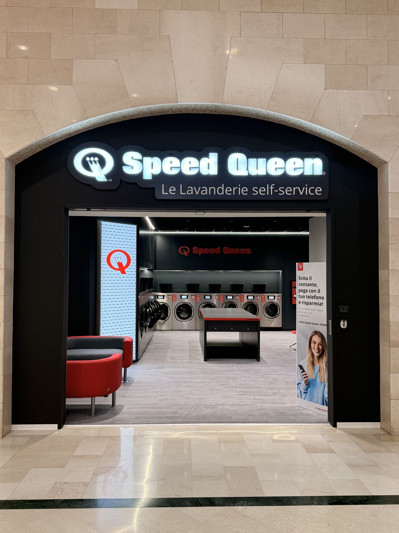 Interno di una lavanderia Speed Queen