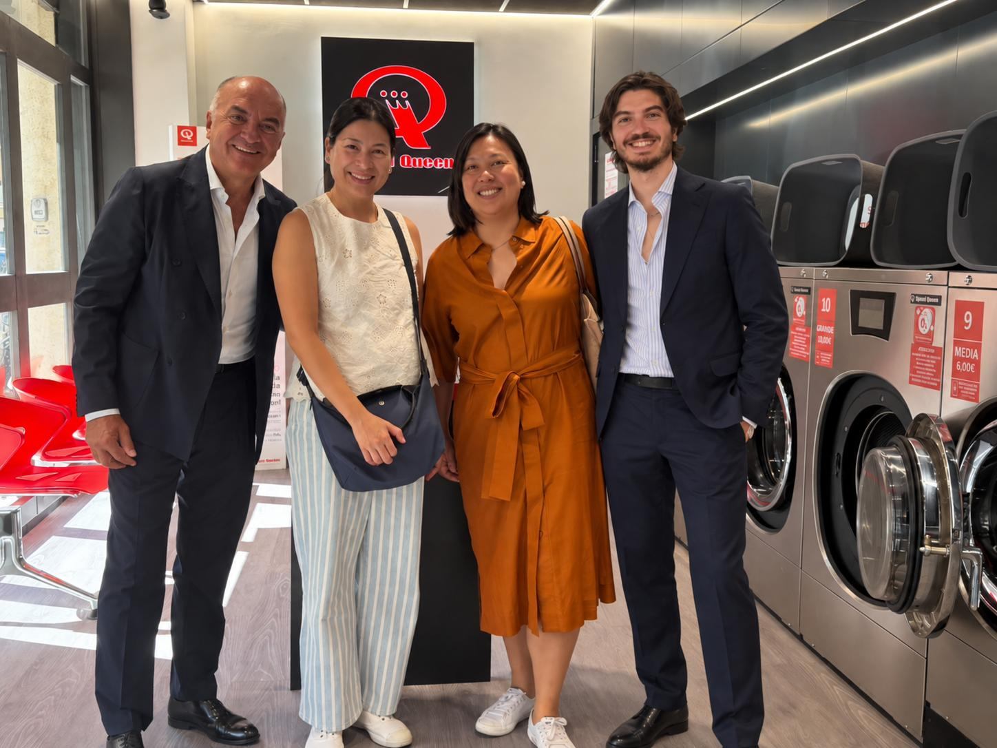 Investitori insieme a Marco ed Emiliano Treggiari in una lavanderia Speed Queen