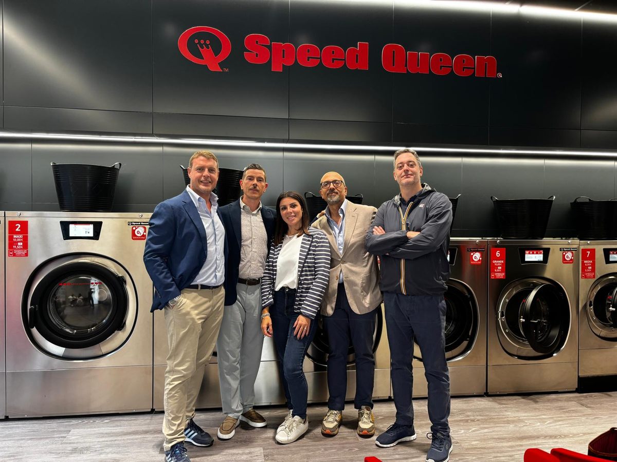 Investitori con Marco Treggiari davanti alla parete Speed Queen