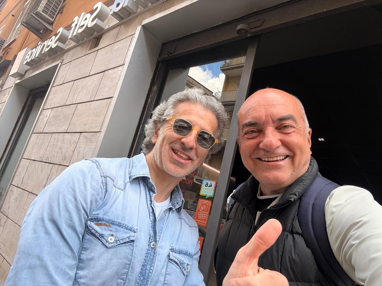 Investitore con Marco Treggiari davanti a una lavanderia Speed Queen