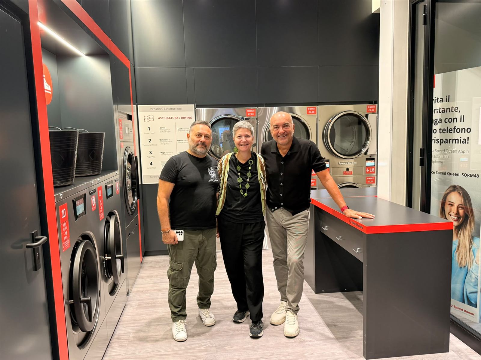 Investitori con Marco Treggiari all'interno di una lavanderia Speed Queen