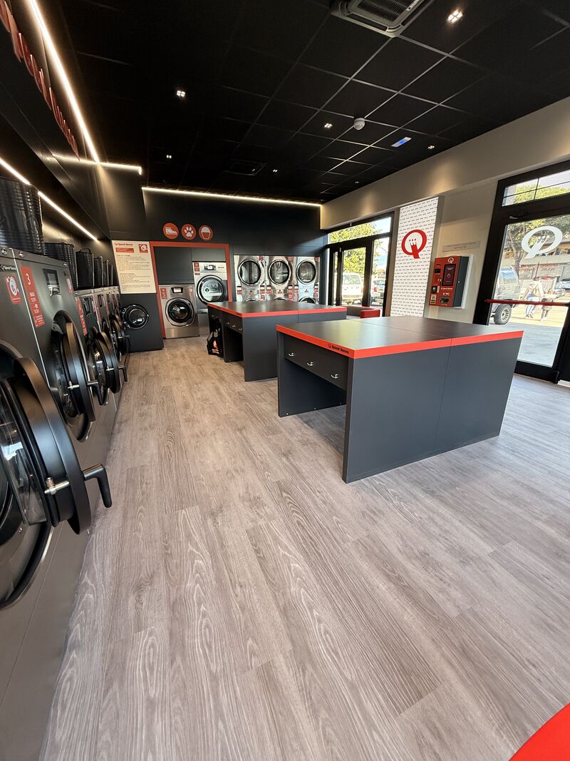 Nuova lavanderia Speed Queen in via Casilina, Borgata Finocchio, Roma