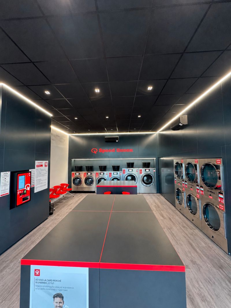 Interno della lavanderia Speed Queen di Nepi