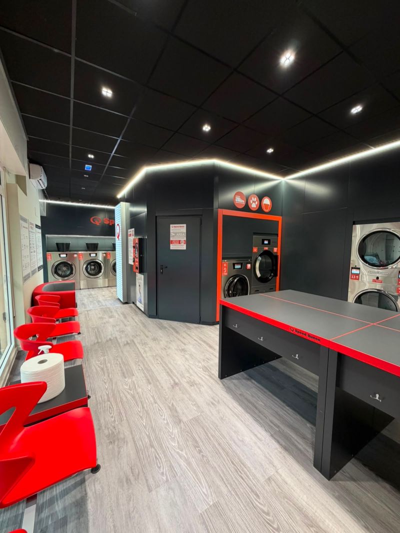 Interno della Speed Queen di Porta Portese