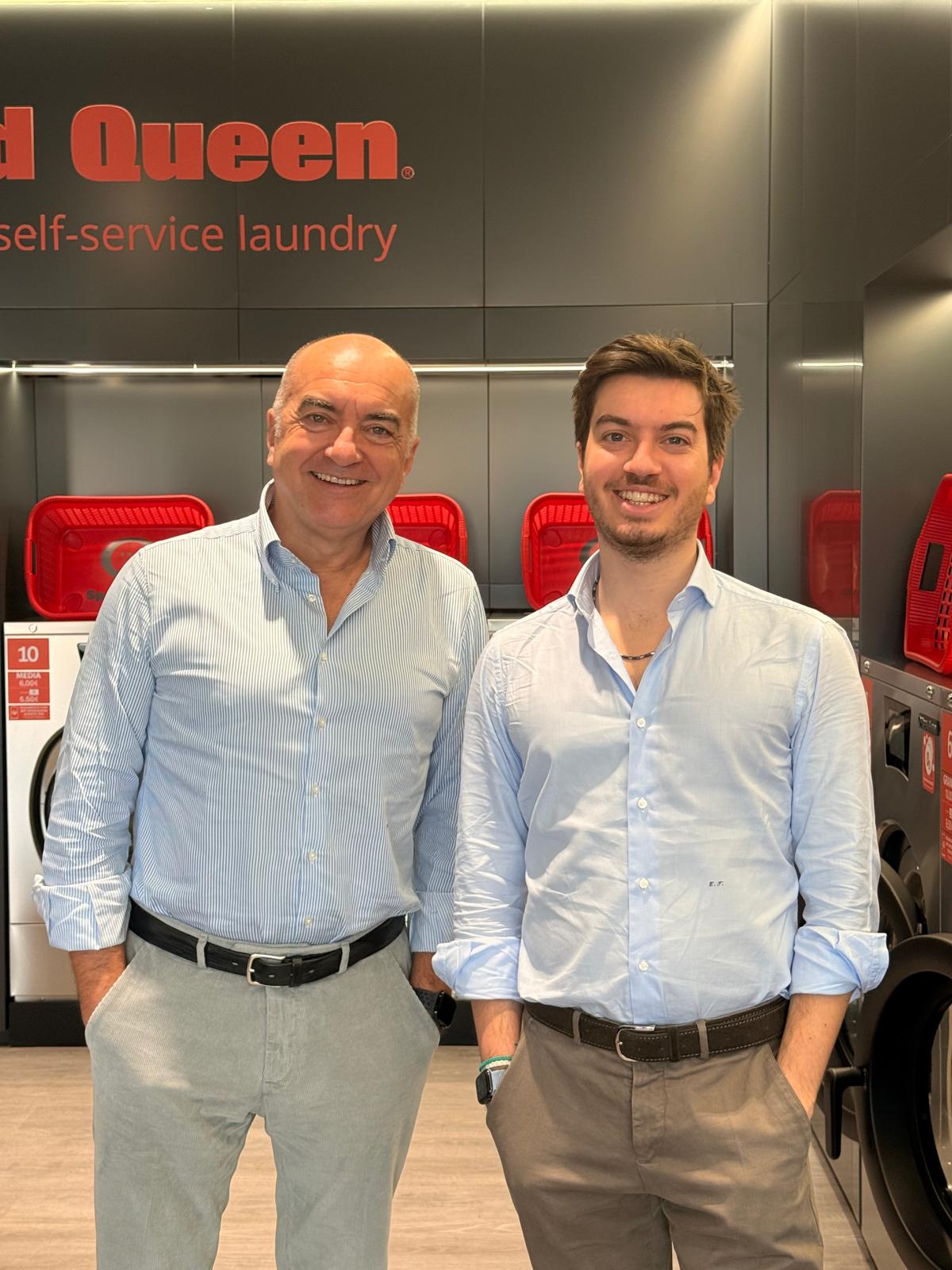 Marco ed Emiliano Treggiari, maniche rimboccate, in una lavanderia Speed Queen